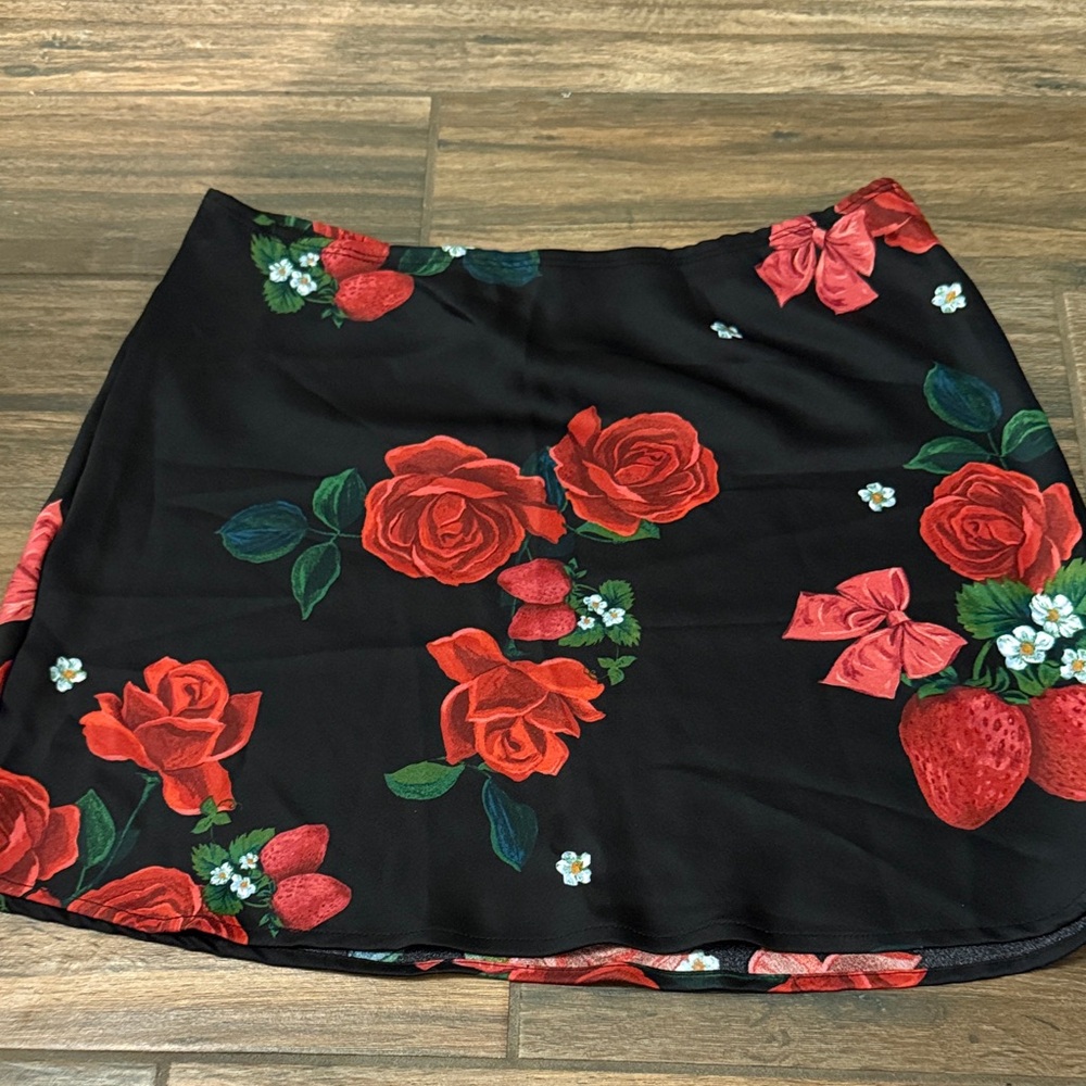 Lisa Says Gah Black Mini Skirt with Red Rose & Green Leaf Print